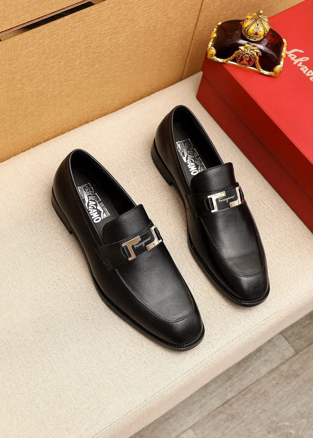 Men's shoes 💰460 💐 Product trademark: Ferragamo "Ferragamo" casual leather shoes Regular size: 38-44 (45.46🉑️customized) Product materials: Selected imported first-layer calfskin upper + luxury hardware buckle, imported water-dyed cowhide leather lining. Strong three-dimensional visual effect, original rubber outsole Color: 2⃣️colors available